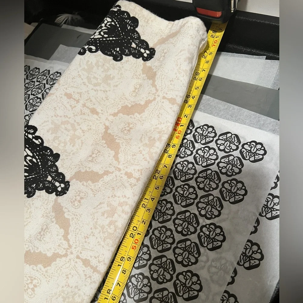 7 For All Mankind Cream Lace Printed Skinny Denim Sz. 27 *EUC* MSRP: $249+tax - Picture 6 of 9